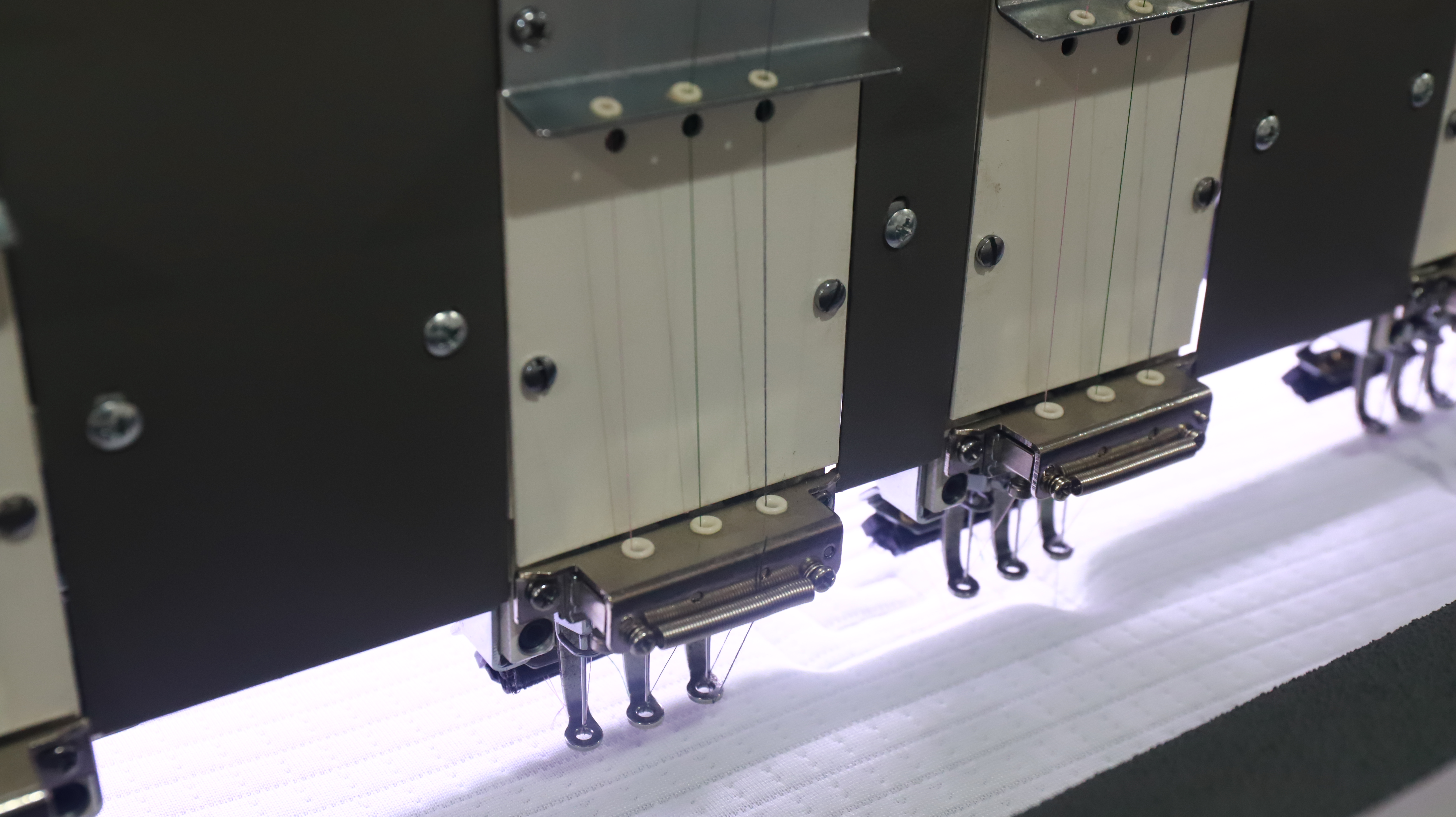 Máquina de acolchado de borde multifuncional y bordado multifuncional completo