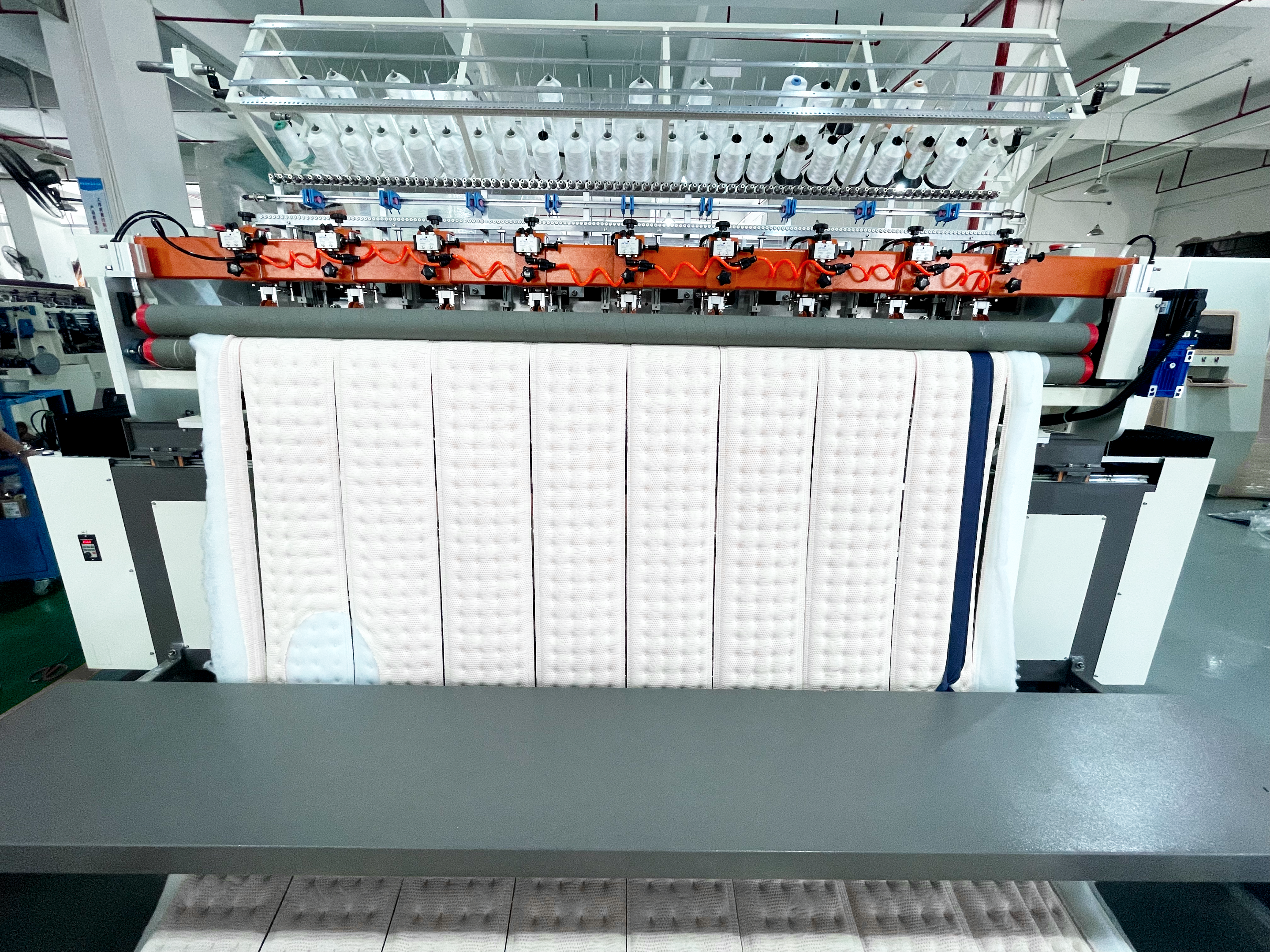 Máquina de acolchado de borde multifuncional y bordado multifuncional completo
